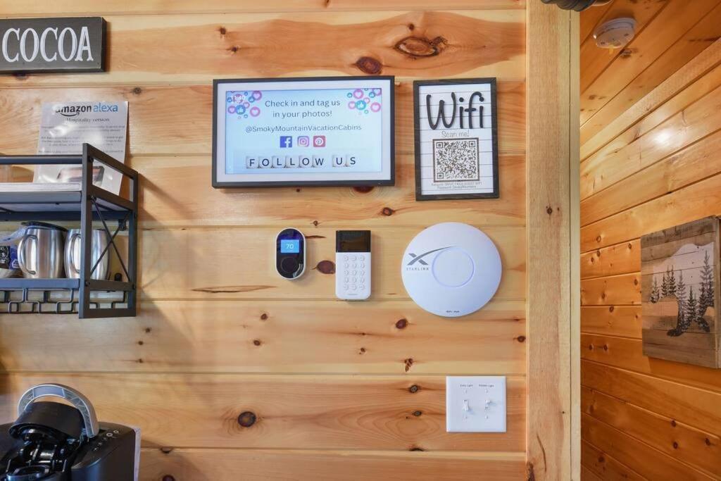 Enchanted Forest Cabin And Teepee! Lights & Laser Show! Private Hot Tub! Unique Stay! Sevierville Exterior photo