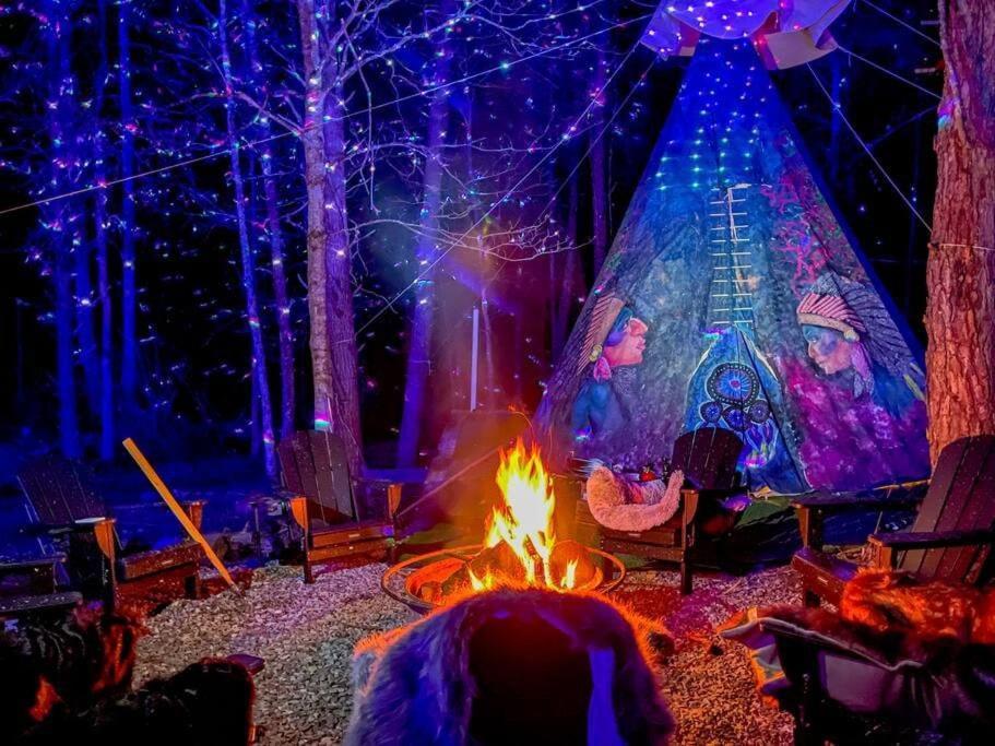 Enchanted Forest Cabin And Teepee! Lights & Laser Show! Private Hot Tub! Unique Stay! Sevierville Exterior photo