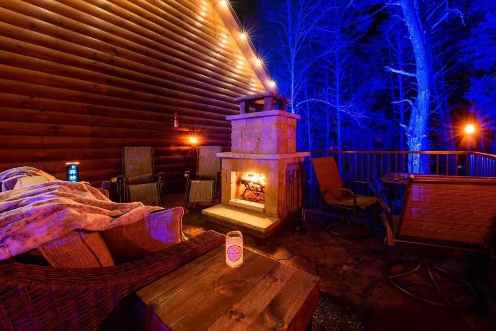 Enchanted Forest Cabin And Teepee! Lights & Laser Show! Private Hot Tub! Unique Stay! Sevierville Exterior photo